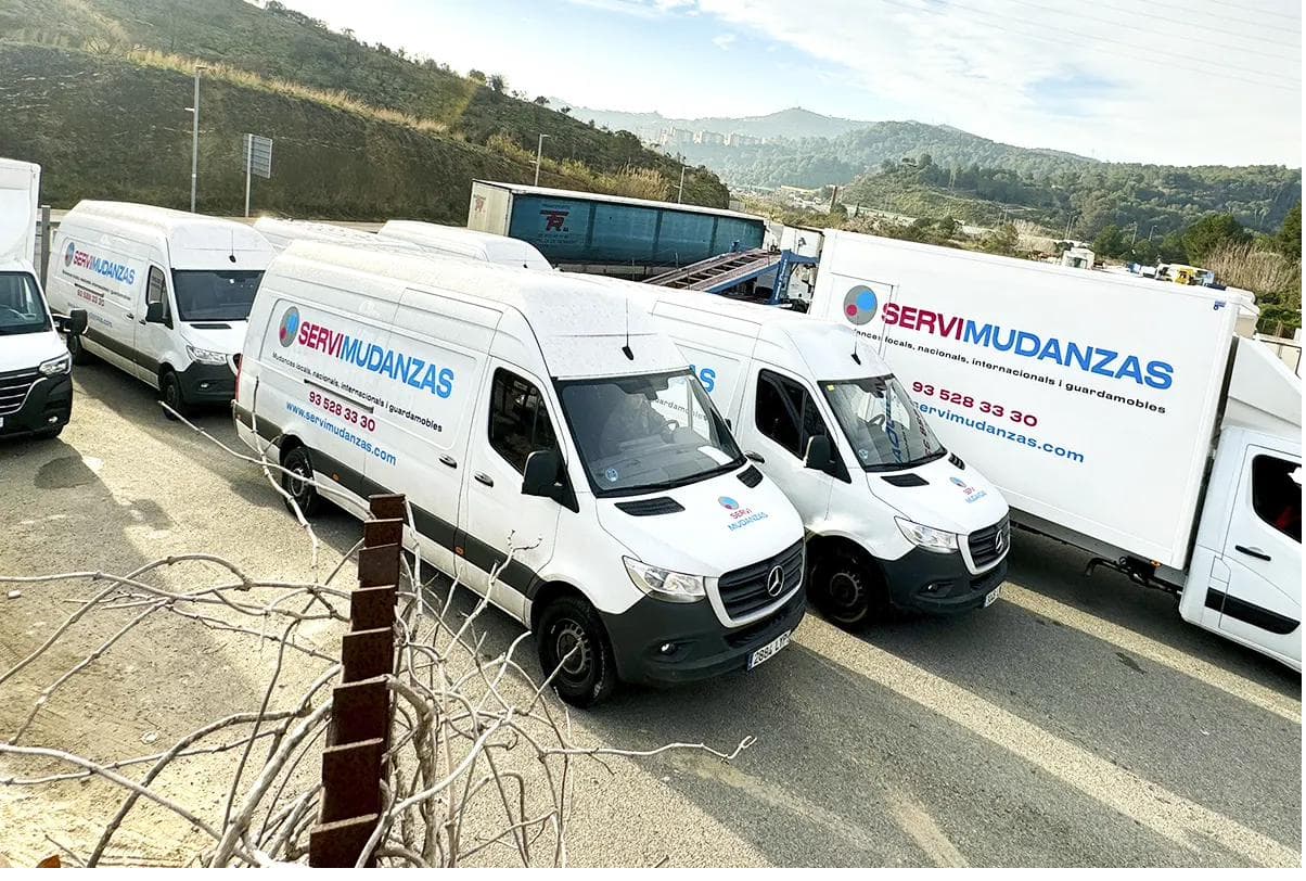 Flota de camiones y furgonetas de Servimudanzas para mudanzas en L’Hospitalet de Llobregat