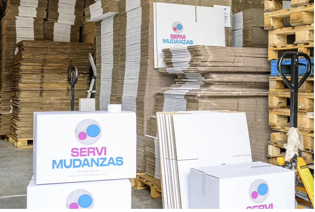 Almacén de guardamuebles con cajas de Servimudanzas para clientes de L’Hospitalet
