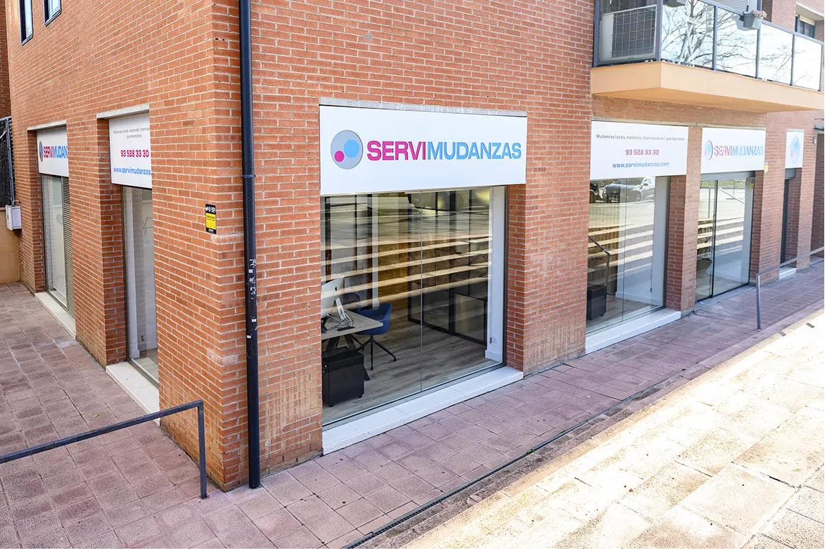 Equipo de Servimudanzas realizando una mudanza de oficina en L’Hospitalet de Llobregat