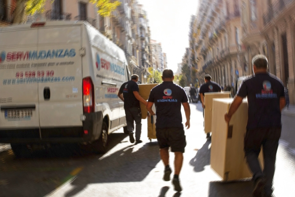 Equipo Servimudanzas en acción