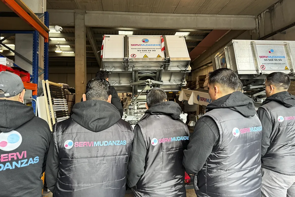 Equipo en almacén Servimudanzas